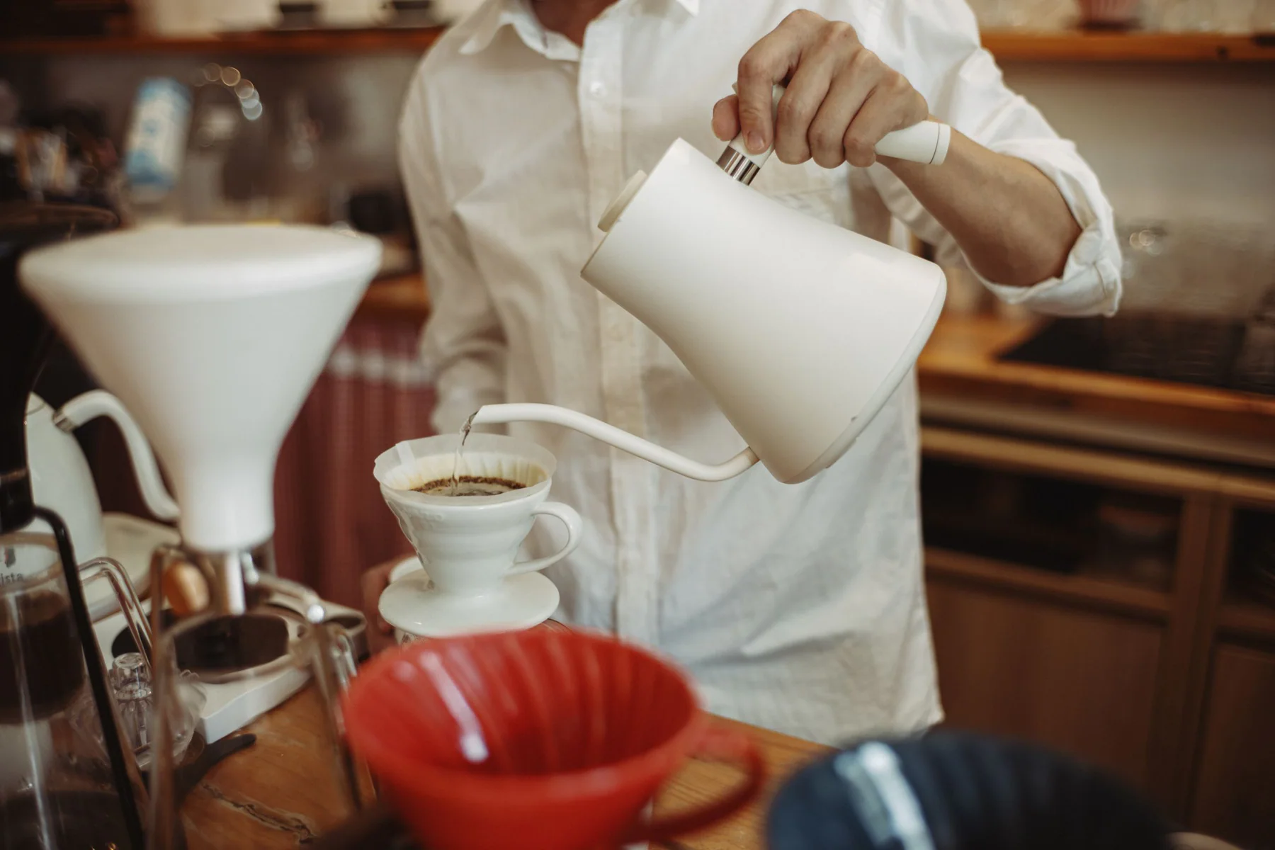 カフェでハンドドリップをするバリスタ
