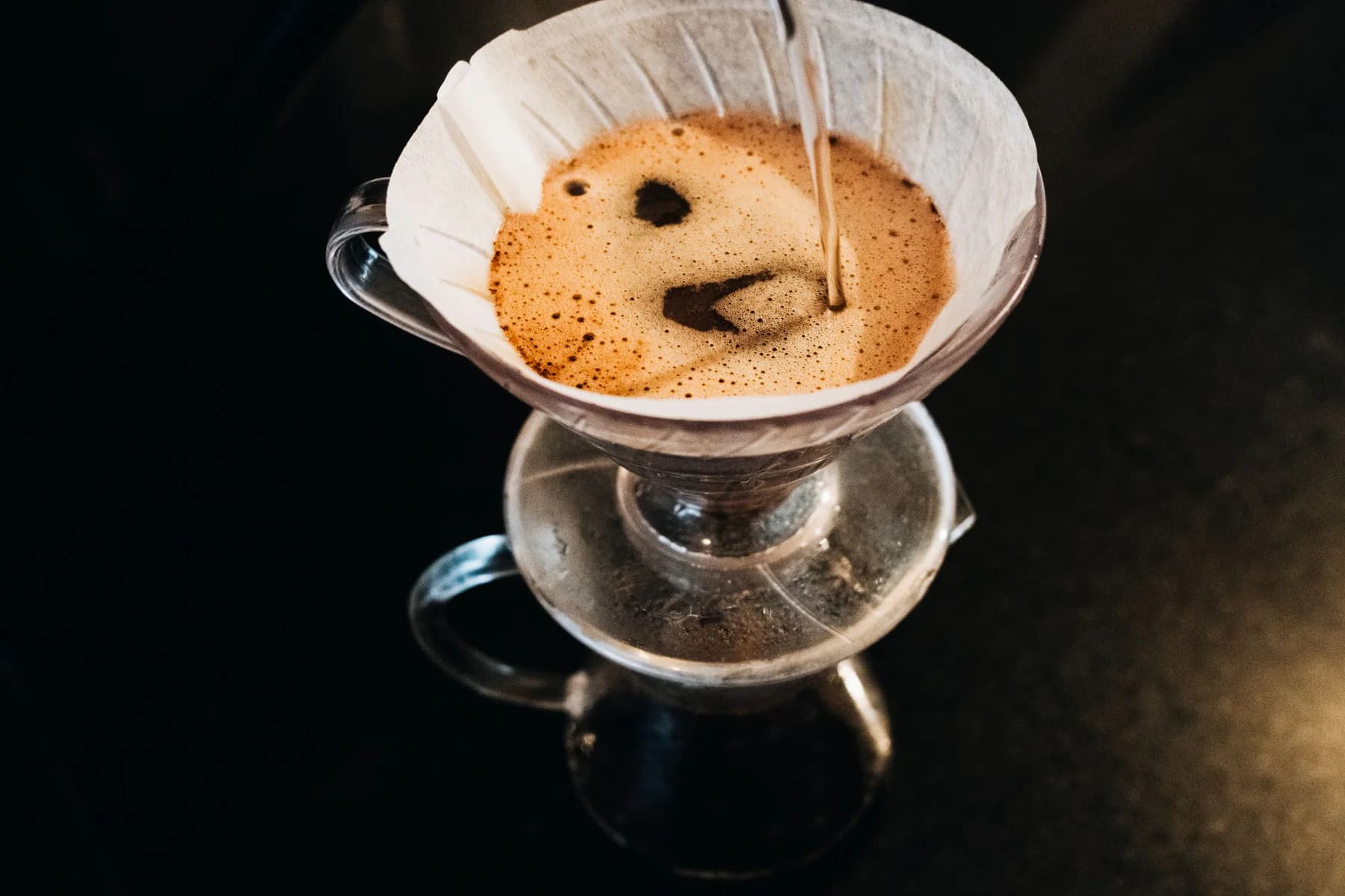 ハンドドリップでコーヒーを抽出する様子