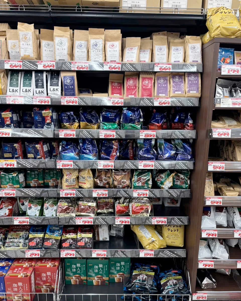 日本国内のコーヒー売場でL&Kの袋が棚に並ぶ提供写真