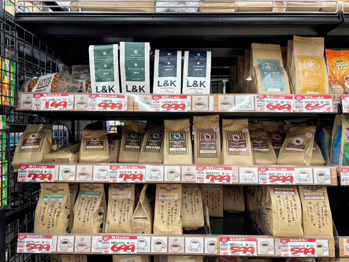 L&K UNITEとLOYALTYのパッケージを棚で捉えた提供写真