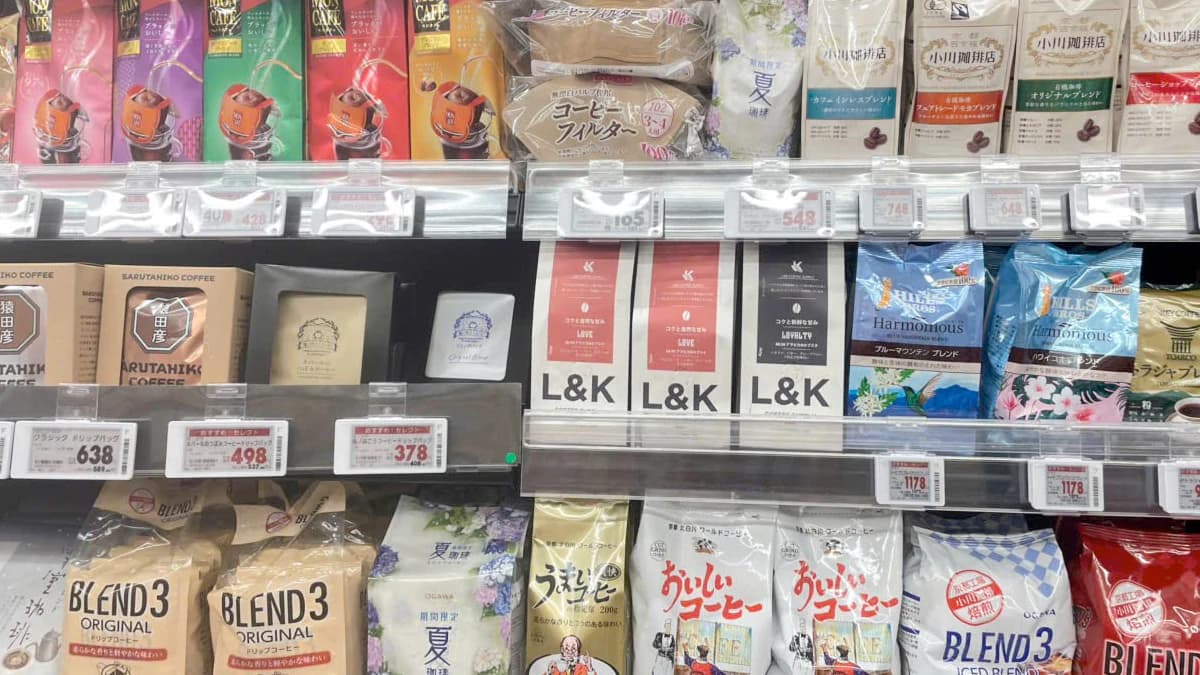 L&Kコーヒーが周辺のコーヒー商品と棚に並ぶ提供写真