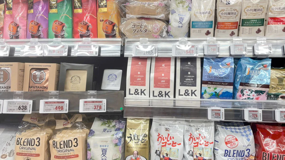 日本の小売店のコーヒー棚に並ぶL&K COFFEE